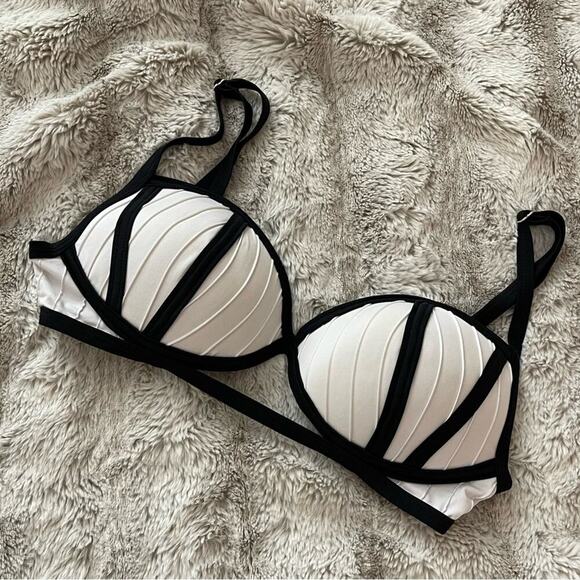 River Island Resort White & Black Cut Out Push Up Bikini Top - Picture 2 of 4